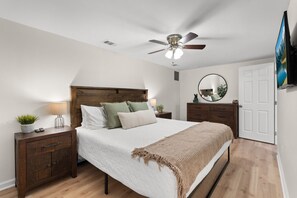 1 dormitorio, escritorio, tabla de planchar con plancha y cuna de viaje