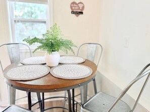 Dining - Modern 1 BR Basement Suite Near LakePoint & KSU (Acworth)