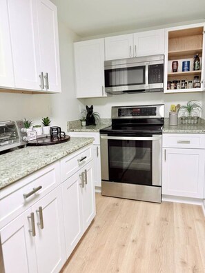 Refrigerador, microondas, horno y parrilla de estufa 