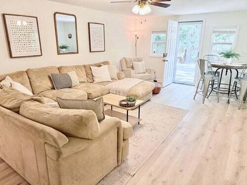 Modern 1 BR Basement Suite Near LakePoint & KSU