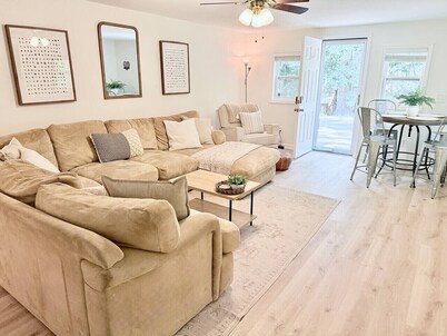 Modern 1 BR Basement Suite Near LakePoint & KSU