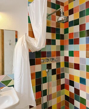 Regadera, toallas, papel de baño 