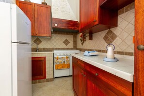 Fridge, stovetop, coffee/tea maker, cookware/dishes/utensils - I Quattro Rioni - Monolocale (Nociglia)