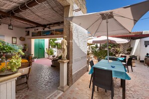 تناول الطعام بالخارج