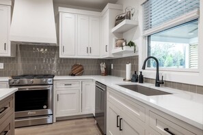 Kjøleskap, mikrobølgeovn, ovn og kokeplater