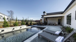 Una piscina al aire libre, una piscina climatizada