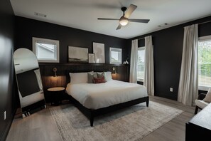 4 bedrooms, desk, iron/ironing board, travel cot - The City Peach-4 Bed/2 Bath with Pool/Hot Tub/Game Room (Newnan)