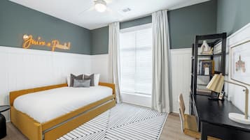 4 slaapkamers, een bureau, een strijkplank/strijkijzer, reisbedje