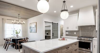 The City Peach-4 Bed/2 Bath with Pool/Hot Tub/Game Room