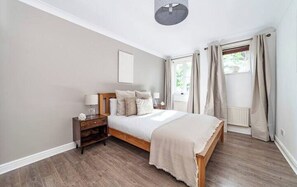2 bedrooms, iron/ironing board, WiFi, bed sheets - Comfortable 2-Bed Apartment Near Brixton (London)