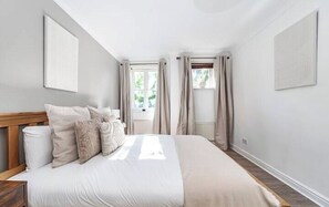 2 bedrooms, iron/ironing board, WiFi, bed sheets - Comfortable 2-Bed Apartment Near Brixton (London)