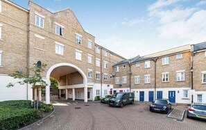 Exterior - Comfortable 2-Bed Apartment Near Brixton (London)