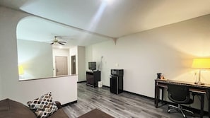 Desk, iron/ironing board, free WiFi, bed sheets - Studio 6 Suites Houston, TX - Spring (Houston)