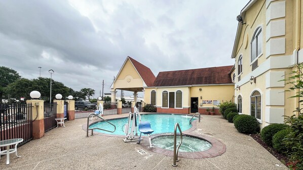 Outdoor pool - Studio 6 Suites Houston, TX - Spring (Houston)