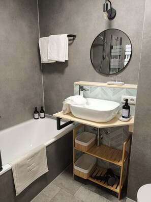 Haartrockner, Handtücher, Seife, Toilettenpapier