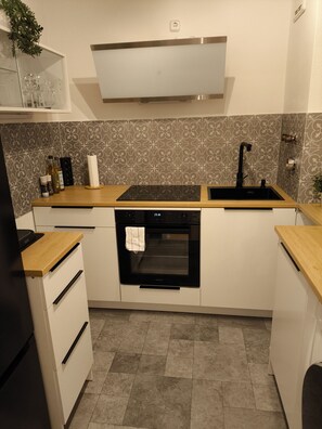 Kylskåp, mikrovågsugn, ugn och spishäll