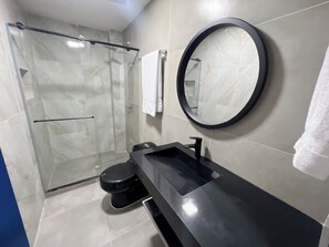 Shower, rainfall showerhead, towels, soap - MAHAWI RESORT (La Albania)