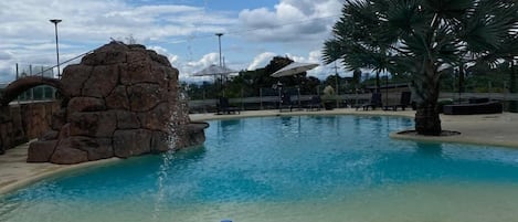 2 piscines extérieures