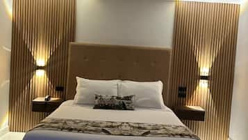 Kolmen hengen deluxe-huone, 1 makuuhuone, näköala puutarhaan | Ylelliset vuodevaatteet, untuvapeitot, tallelokero huoneessa, työpöytä