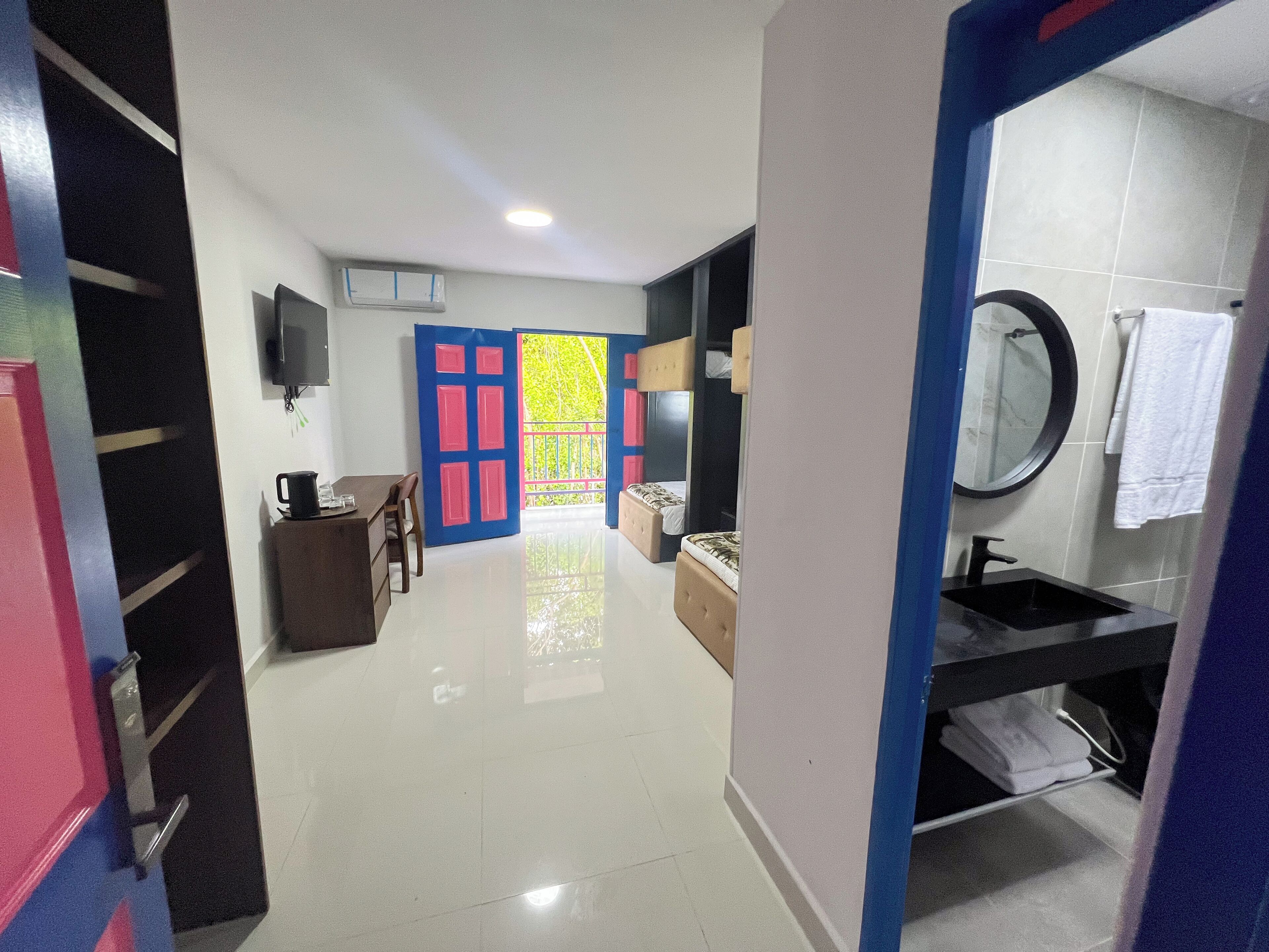 ファミリー ルーム 冷房 ガーデンビュー | 高級寝具、羽毛の掛け布団、セーフティボックス (室内)、デスク