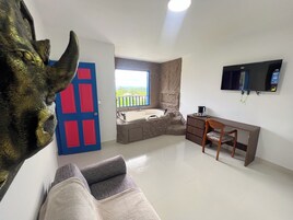 Suite presidencial, balcón, vistas a la piscina | Zona de estar | Smart TV de 43 pulgadas con canales digitales, Netflix