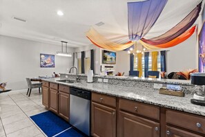 Fridge, microwave, oven, stovetop - Private Pool~ Massage Chair~ Games ~ Themed Villa (Kissimmee)