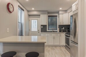 Frigorífico, microondas, horno y placa de cocina