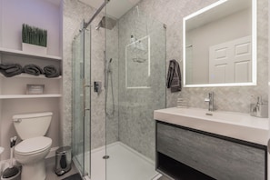 Shower, hair dryer, towels, soap - Executive 3BR University City within minutes to Drexel Penn CHOP (Philadelphia)