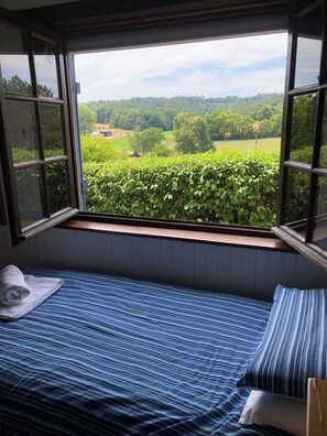 Tabla de planchar con plancha, wifi, ropa de cama