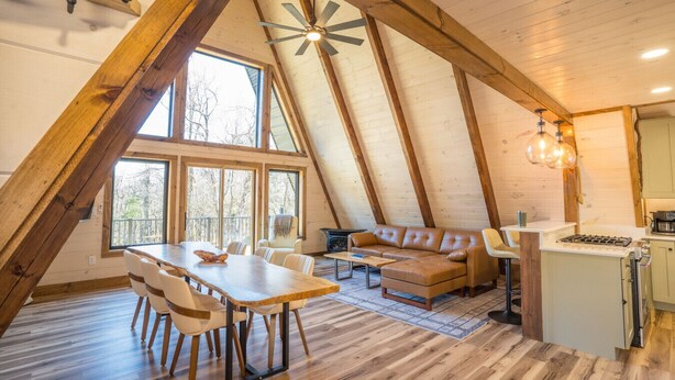 Een gezellig zolderkamer met een eethoek, zithoek en kitchenette.