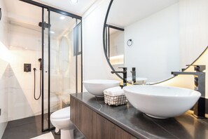 Toallas, jabón, papel de baño 
