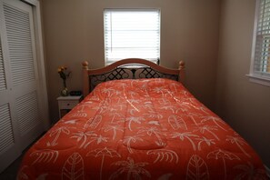 3 bedrooms, free WiFi, bed sheets - Cozy canal cottage with pool, dock, Gulf access and minutes to Anna Maria Island (Bradenton)