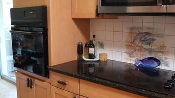 Coffee/tea maker, fridge, microwave, oven