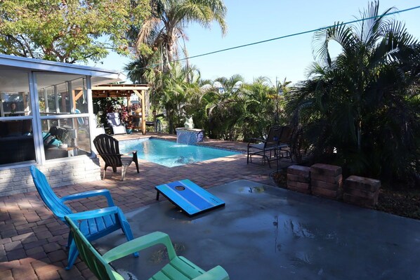 Outdoor pool - Cozy canal cottage with pool, dock, Gulf access and minutes to Anna Maria Island (Bradenton)