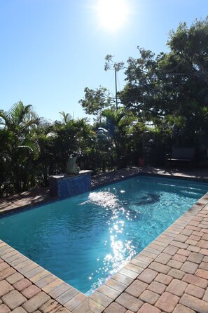 Outdoor pool - Cozy canal cottage with pool, dock, Gulf access and minutes to Anna Maria Island (Bradenton)