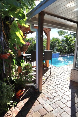 Outdoor pool - Cozy canal cottage with pool, dock, Gulf access and minutes to Anna Maria Island (Bradenton)