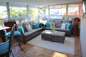 Smart TV - Cozy canal cottage with pool, dock, Gulf access and minutes to Anna Maria Island (Bradenton)