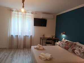 Deluxe Quadruple Room | Desk, laptop workspace, free WiFi, wheelchair access - La casa di Lucia (Treglio)