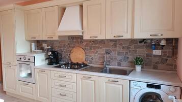 Réfrigérateur, four, plaque de cuisson