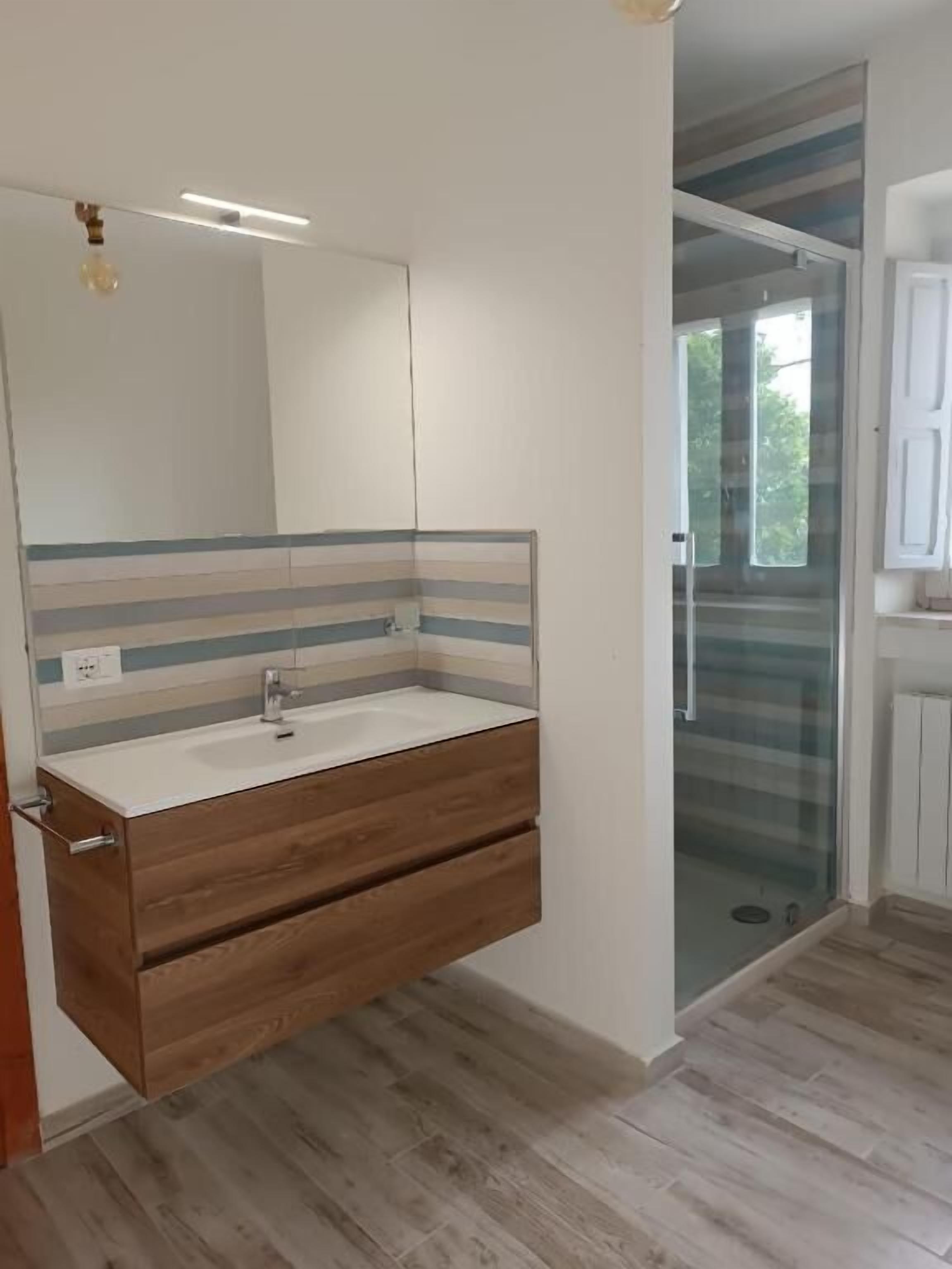 Deluxe Quadruple Room | Bathroom