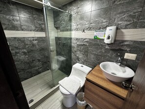 Shower, towels, soap, shampoo - Samariwasi hotel boutique  (Quito)