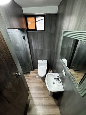 Phòng đôi hoặc 2 giường đơn tiện nghi đơn giản, quang cảnh thành phố | Phòng tắm