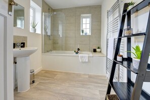 Bathroom - Prime Location I Comfortable Spacious (Cirencester)
