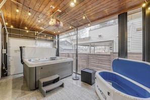 Ein Wellnessbereich mit Whirlpool, großzügigem Jakuzzi und Sauna.