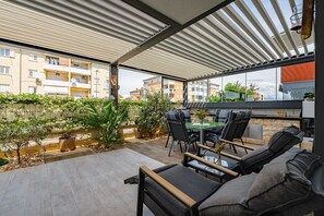Outdoor dining - Dog-friendly apartment just 150 metres from the beach with air conditioning and barbecue (Umag)