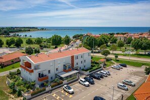 Exterior - Dog-friendly apartment just 150 metres from the beach with air conditioning and barbecue (Umag)