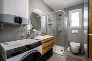 Shower, hair dryer, towels - Fantastic flat just 850 metres from the sandy beach with washing machine (Zambratija)