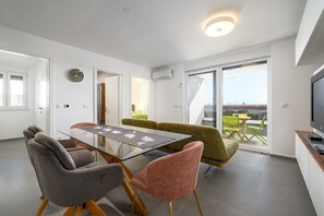 Dining - Fantastic flat just 850 metres from the sandy beach with washing machine (Zambratija)