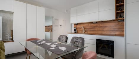Fridge, stovetop, dishwasher, coffee/tea maker
