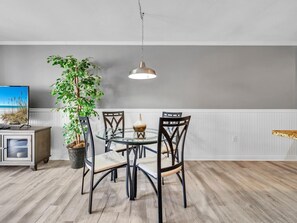 Appart'hôtel, 1 très grand lit et 1 canapé-lit (Dune Villas 7A) | Restauration